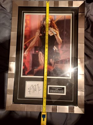 Fergie Black Eye Peas signed handsigniert authentifiziert 27'' x 18,5'' Foto sehr guter Zustand SAS