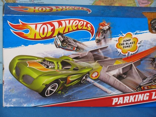 HOT WHEELS PARKING LOT FRENZY PLAY SET ONE CAR INCLUDED ***BRAND NEW*** - Picture 5 of 12