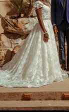 Wedding dress ball gown, princess by Justin Alexander Size Small. Ivory