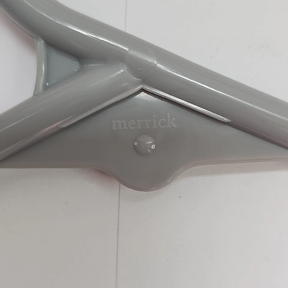 Juego de 3 perchas de plástico grises grises Merrick 16,5" de largo 9,5" de alto Foto 3 de 4