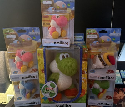 NEW! RARE! Mega Yarn Yoshi Amiibo with Poochy AND Green/Pink(x2)/Blue Yoshis