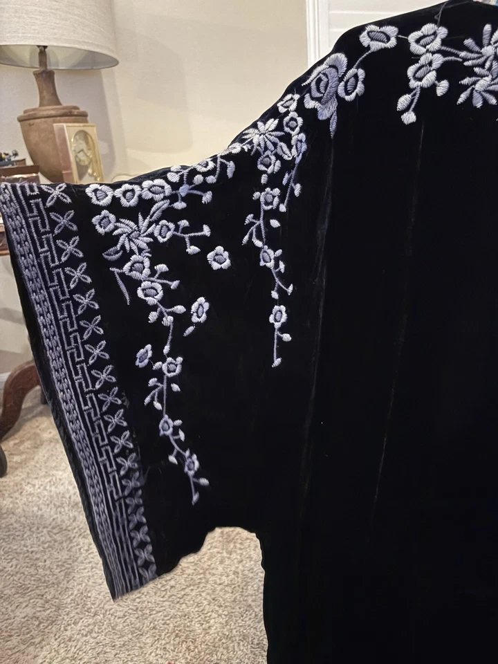Kimono de terciopelo negro bordado Johnny Was, X-grande Foto 3 de 4