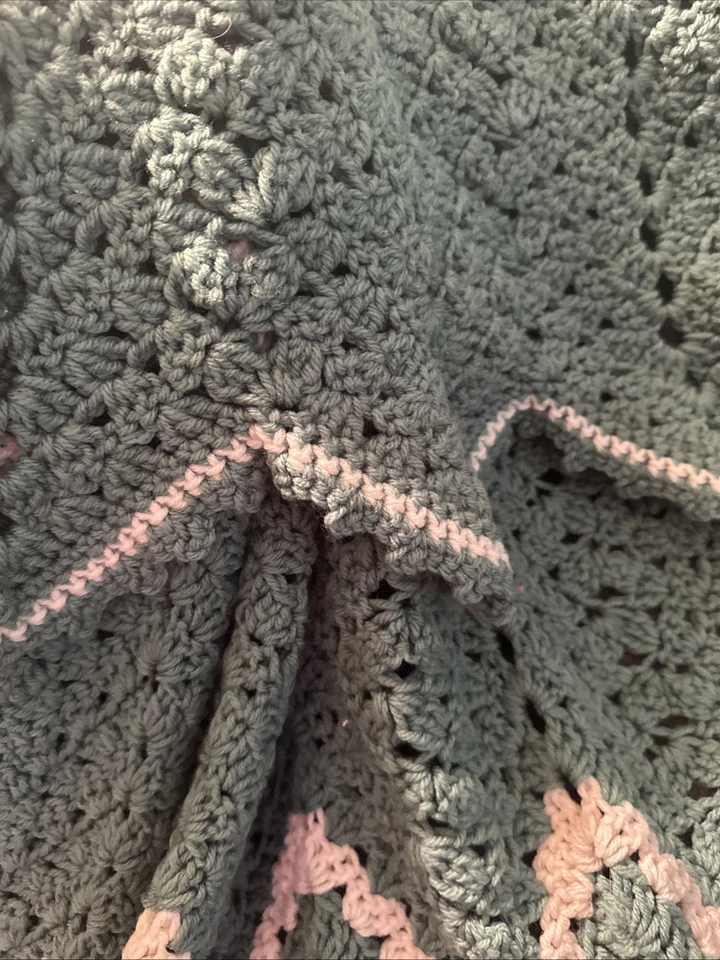 Manta tejida a mano espuma de mar verde volante afgano 50" x 72" Foto 3 de 4