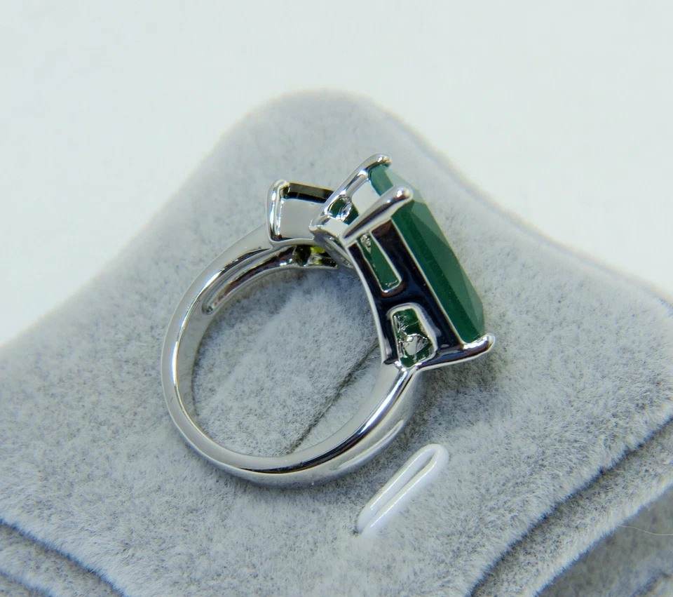 Anillo Bling! Banda de oro blanco con piedras talla esmeralda y peridoto talla 6 o 9 Foto 4 de 4