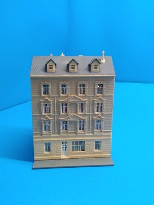 n scale Pola 4 story apartment town building