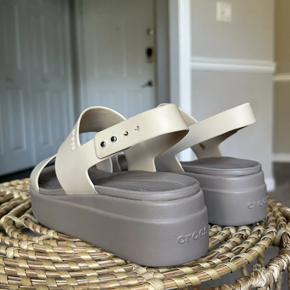 Sandalias Crocs Brooklyn para mujer con plataforma de cuña baja con tira trasera color tostado/topo talla 8 Foto 4 de 4