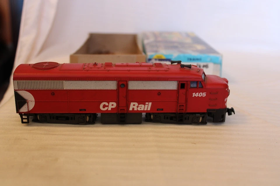 HO Scale Roco, FA-2 Diesel Locomotive, A Unit, CP Rail, Red, #1402 - Image 2 of 4