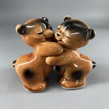 Vintage Van Tellingen Bear Hug Porcelain Salt & Pepper Shakers Retro Kitsch