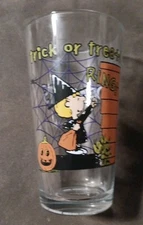 Sally Peanuts 2020 Halloween Trick Or Treat Ringing Doorbell 16 oz. Pint Glass
