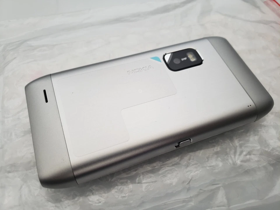 Nokia E7  (Unlocked) Mobile Phone  Silver - Image 3 of 3