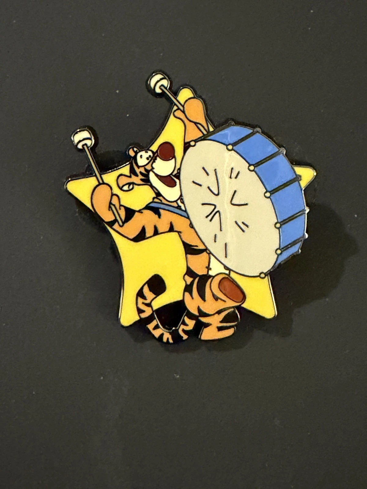Disney FigPin Tigger Common Winnie The Pooh Mystery Pin Series 1