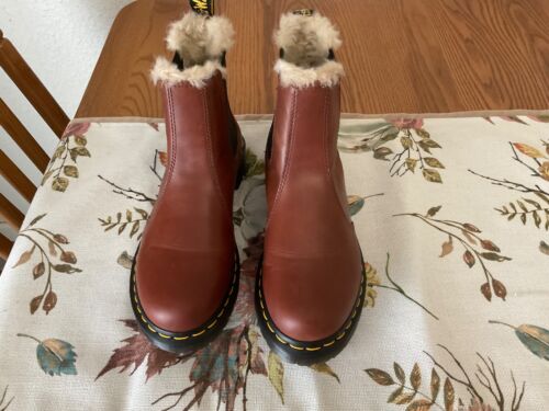 DOC MARTEN CHELSEA BOOT NEW W/O BOX -EXCELLENT CONDITION EU39/L8