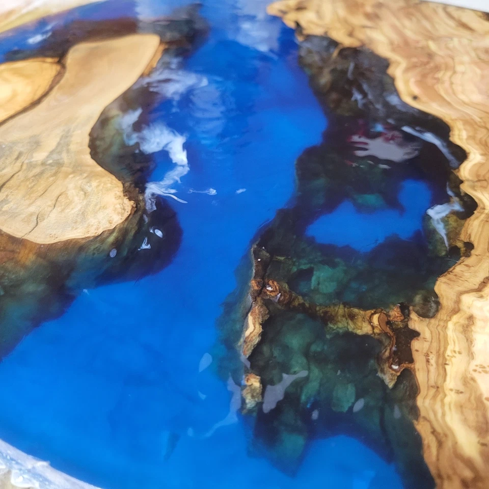 Mesa auxiliar epoxi océano madera de olivo 16" L x 16" W x 30" H con patas de acero - ¡Hecha en EE. UU.! Foto 2 de 4