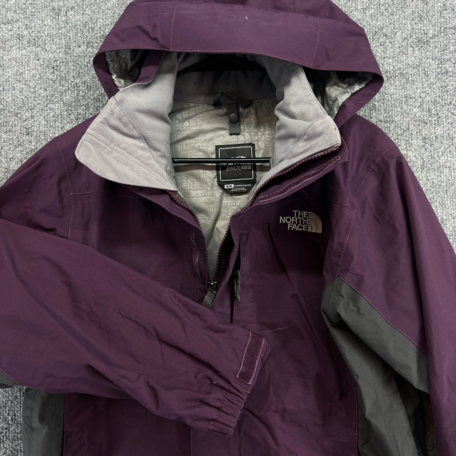 North Face Womens Medium HyVent Jacket Skiing Snowboard Hooded Shell Purple