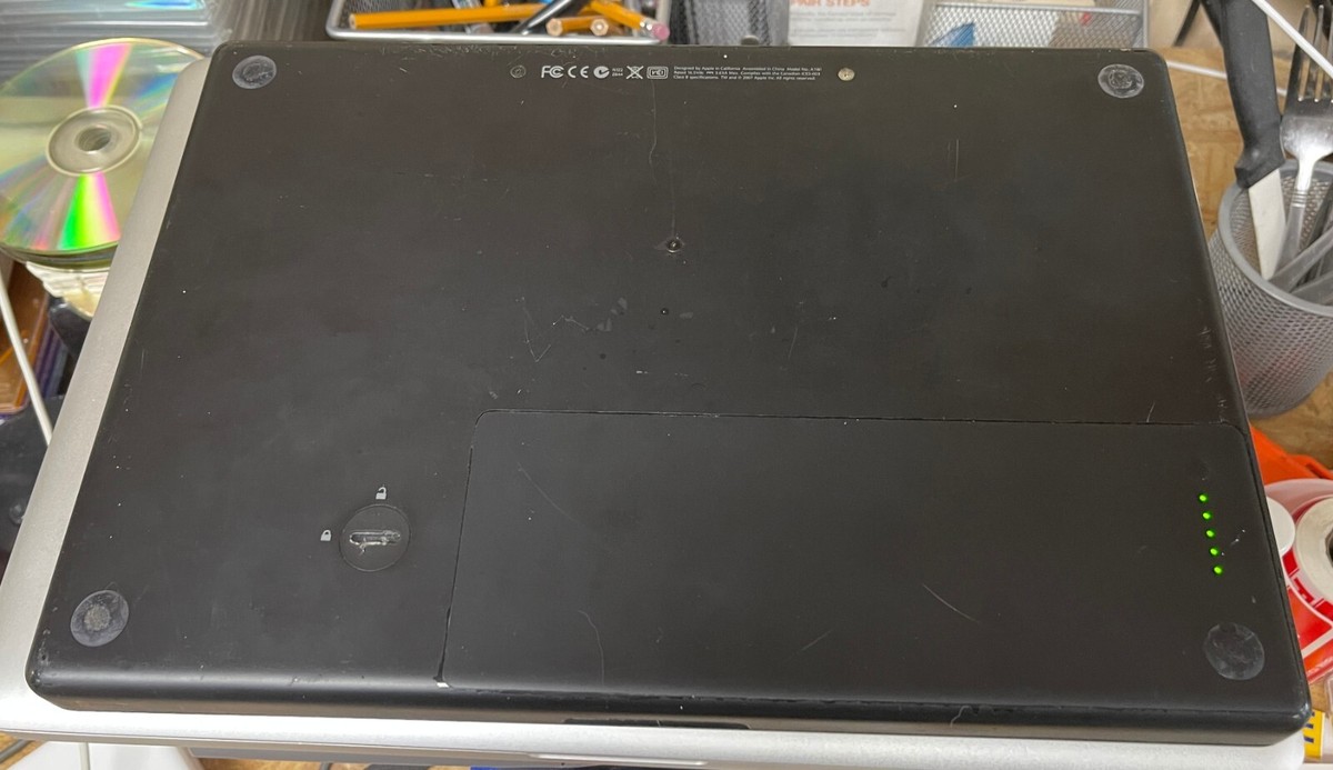 Apple MacBook BLACK 13-inch May 2007 2.16GHz Intel Core 2