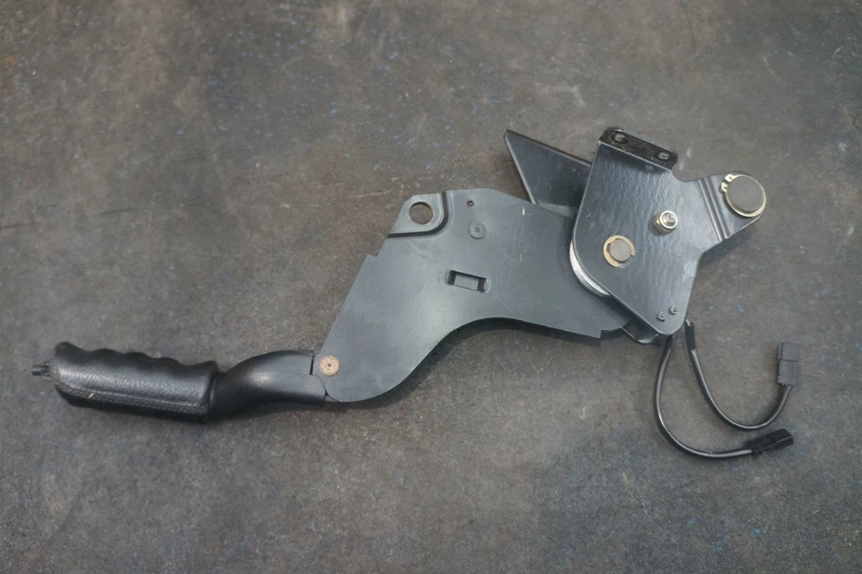 Ручной рычаг аварийного стояночного тормоза 4634200584 Mercedes G500 W463 2002-03 *Примечание* - Изображение 3 из 3