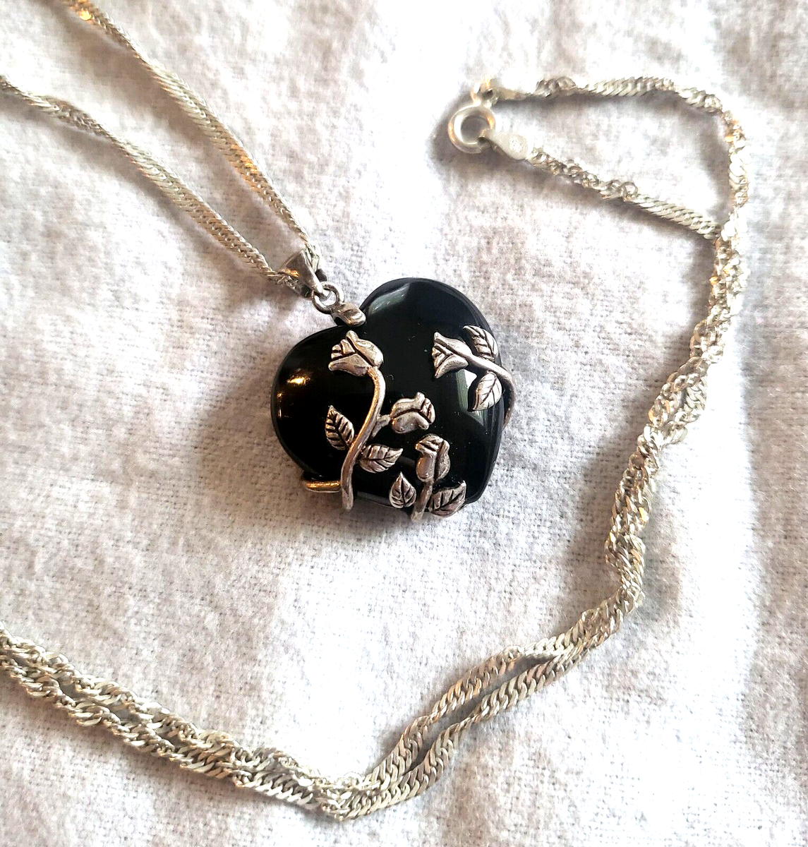 ☆ENGBROX☆ silver925 soir necklace EBNL22039 Vintage JC925 Sterling Silver Roses & Puffy Black Onyx Heart