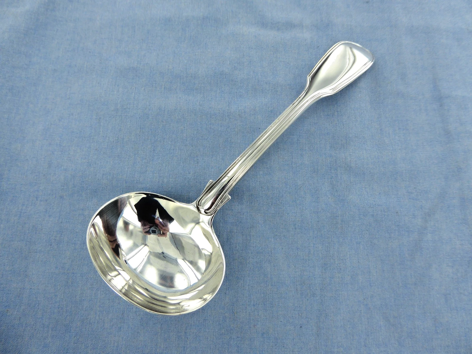 AN ANTIQUE STERLING SILVER FIDDLE THREAD SAUCE LADLE LONDON 1840.
Opens in a new window or tab
