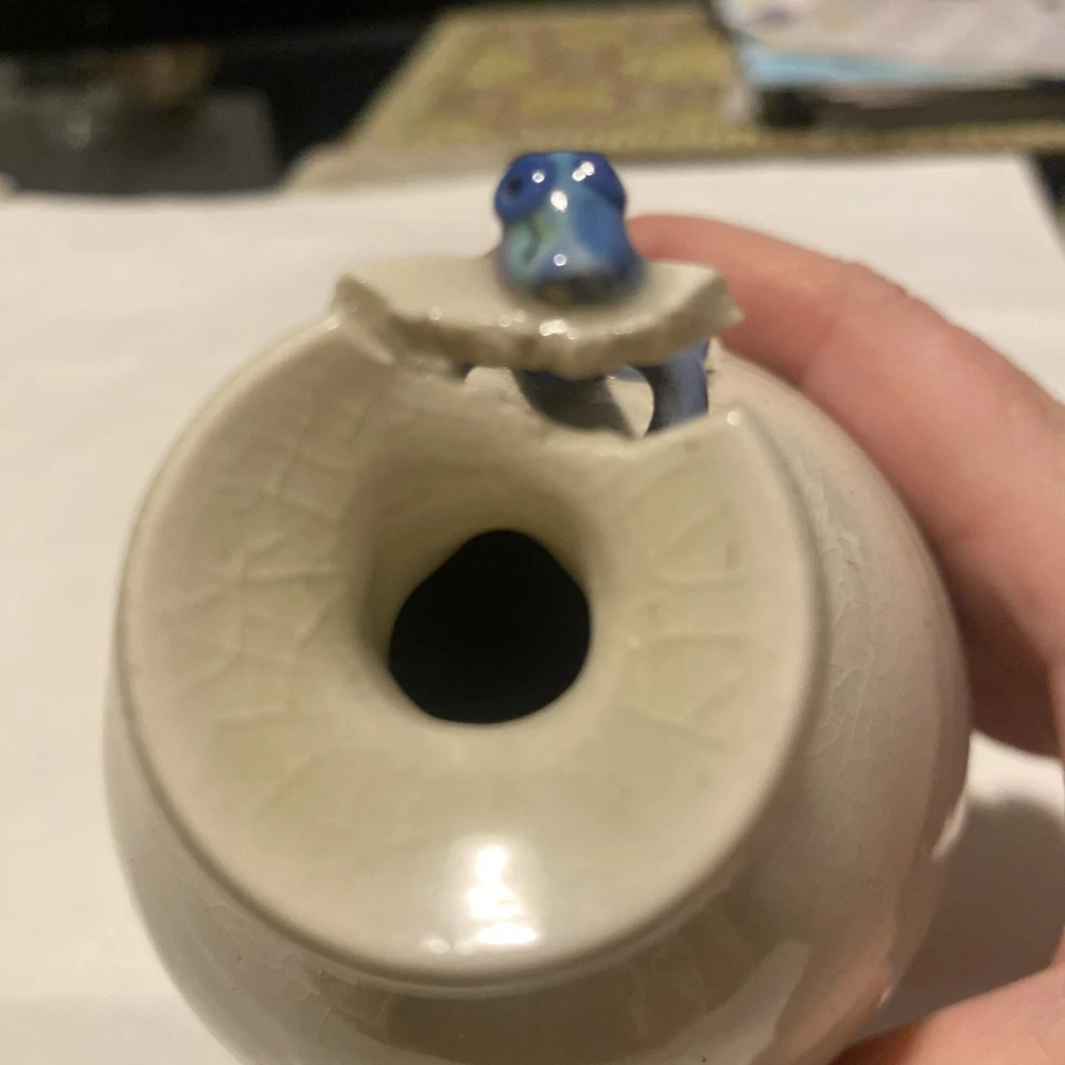 Jarrón Lagarto Escalador Azul "Toma un Mordisco" Crema 3D 6" x 4" Hecho a Mano por Artista Foto 4 de 4