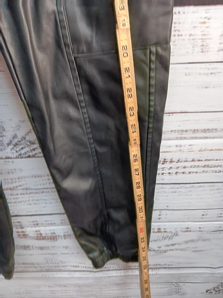 Pantalones cargo Jessica Simpson de cuero para mujer medianos negros imitación  Foto 4 de 4