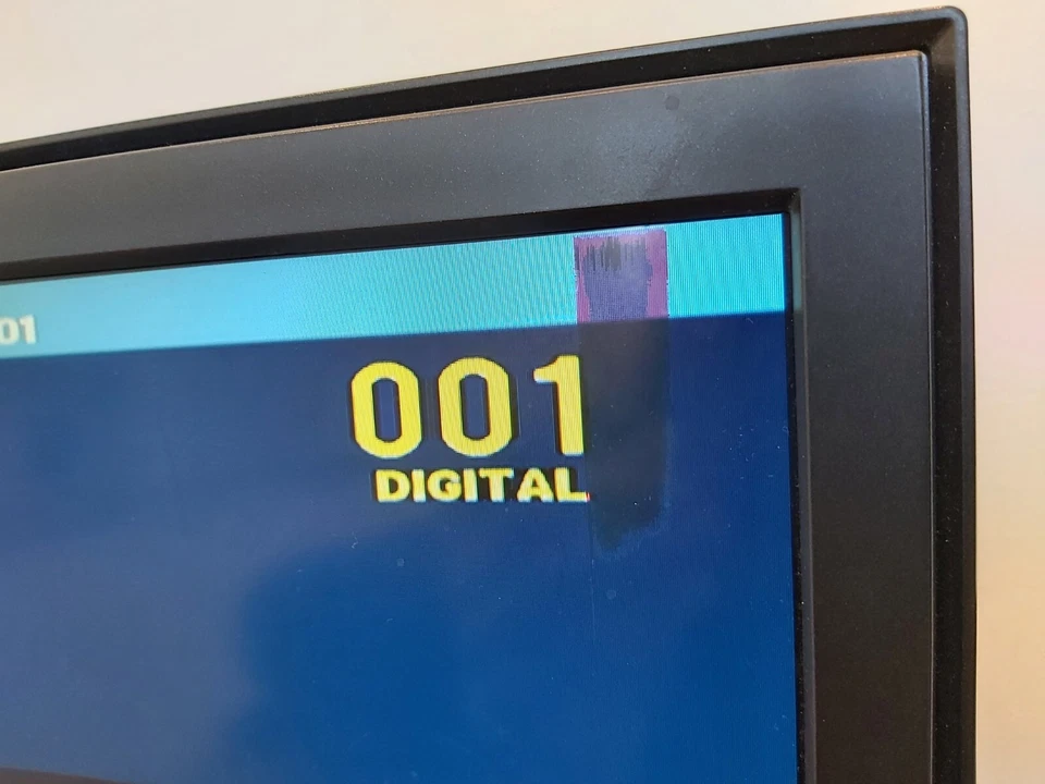 Sony Bravia KDL-20S2030 20" HD LCD Colour TV - Black - Retro Gaming- HAS ISSUES - Image 3 of 4