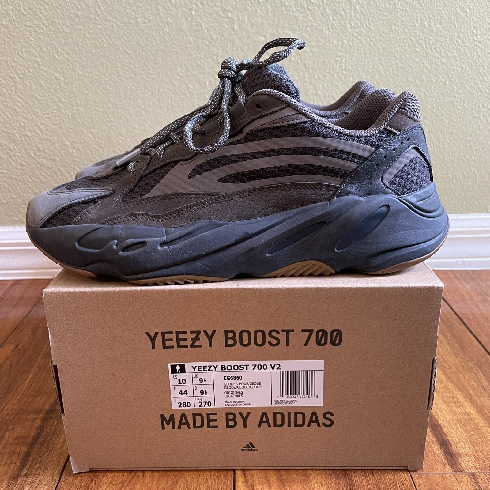 Adidas Yeezy Boost 700 V2 Geode EG6860 Men's Size 10