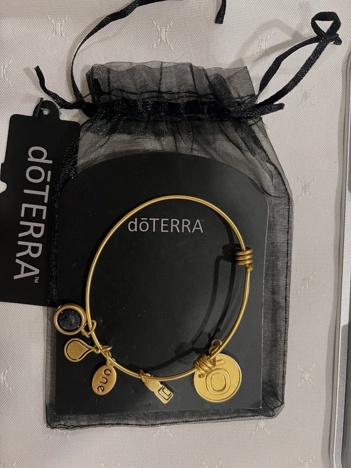 dōTERRA 4-Charm Armreif Armband Antik Gold Finish - kostenloser Inlandsversand
