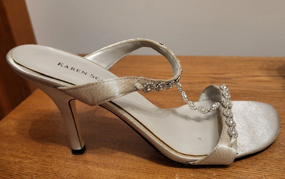 Zapatos de vestir Karen Scott plateados con tiras con cuentas Foto 4 de 4