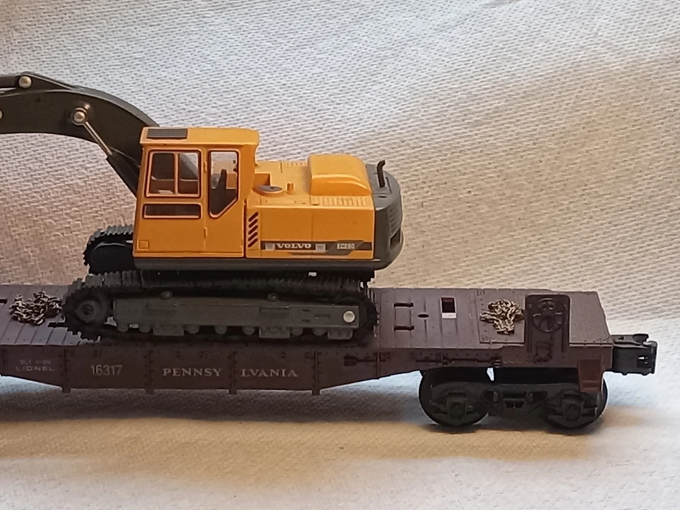 CUSTOM LOAD LIONEL TRAIN LINES PENNSYLVANIA FLATCAR SCOOP VOLVO EC280 EXCAVATOR - Image 2 of 4