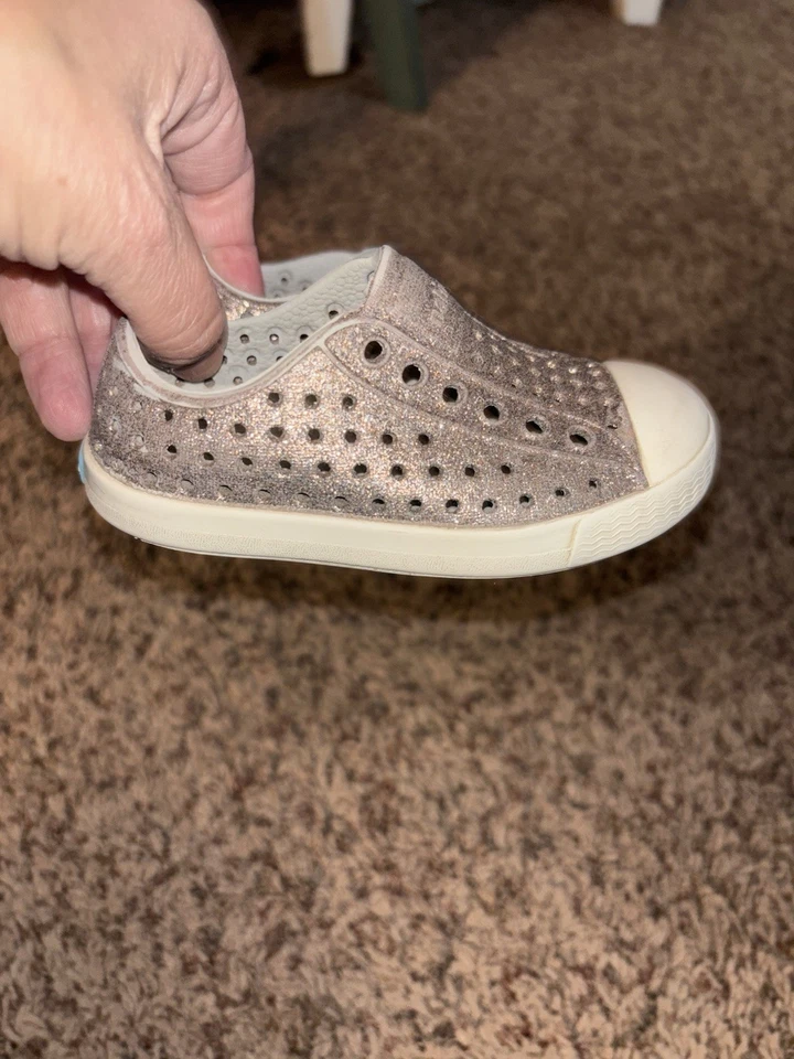 Native 幼儿女孩尺寸 6银色闪亮经典一脚蹬橡胶运动鞋。 Adorab — 第 2/4 张图片