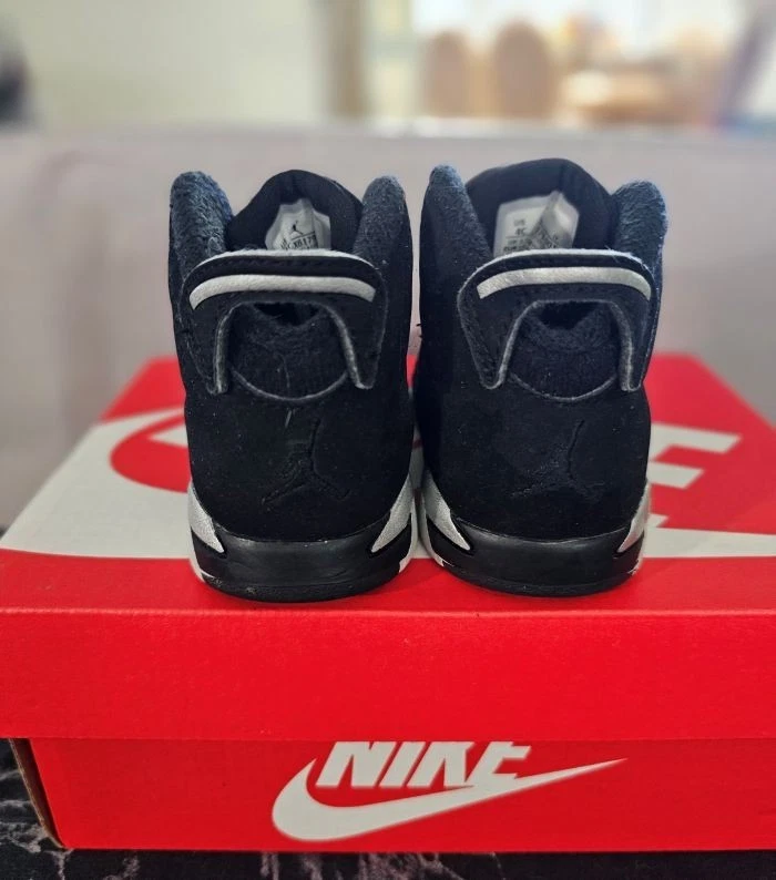 2 pares de zapatos retro Jordan para niños pequeños 6 talla 4c blanco/gris y negro/cromo/metálico Foto 4 de 4