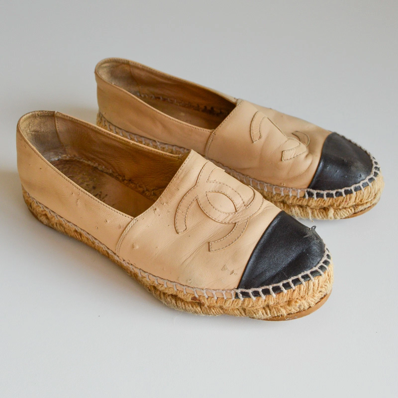 Chanel Espadrilles in Lambskin Leather, Beige with Black Cap Toe CC EU 38 US 8
Opens in a new window