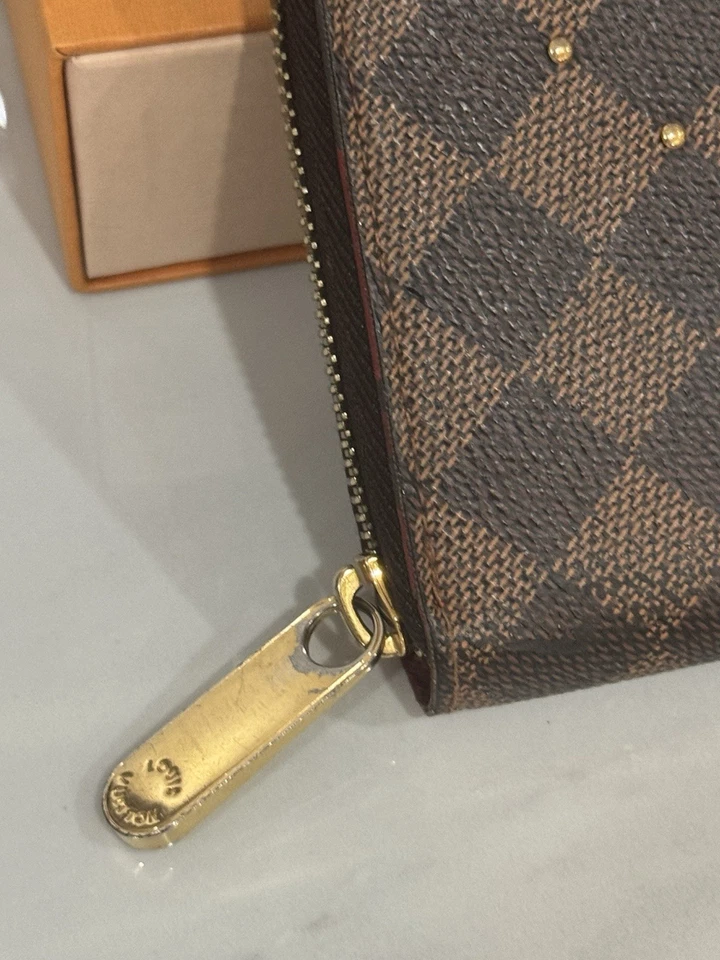 Cartera Louis Vuitton Damier Level Tachonada Continental Cremallera Cereza Certificado de Autenticidad Caja Polvo Foto 3 de 4