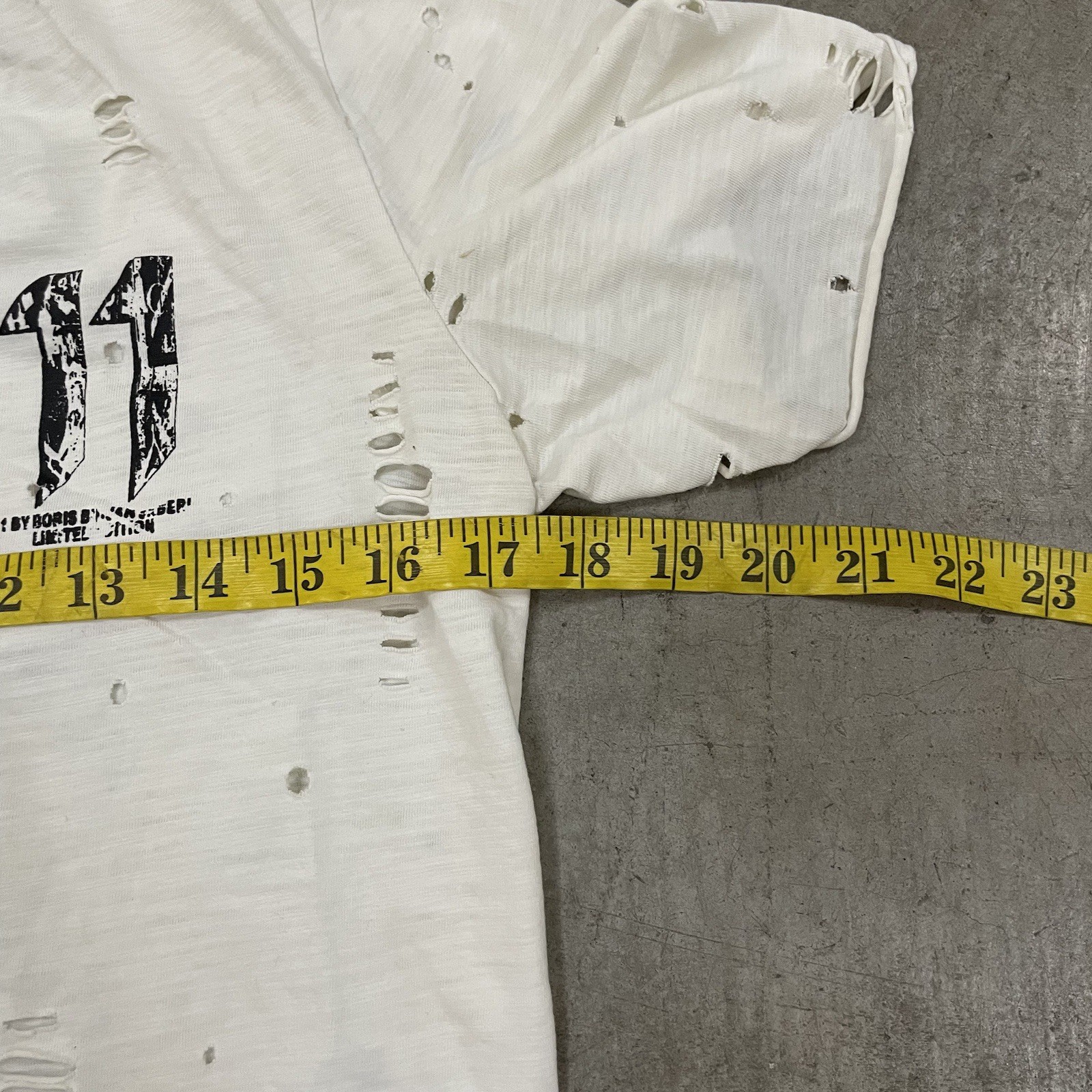 11 By Boris Bidjan Saberi White Distressed Logo T Shirt sz. M