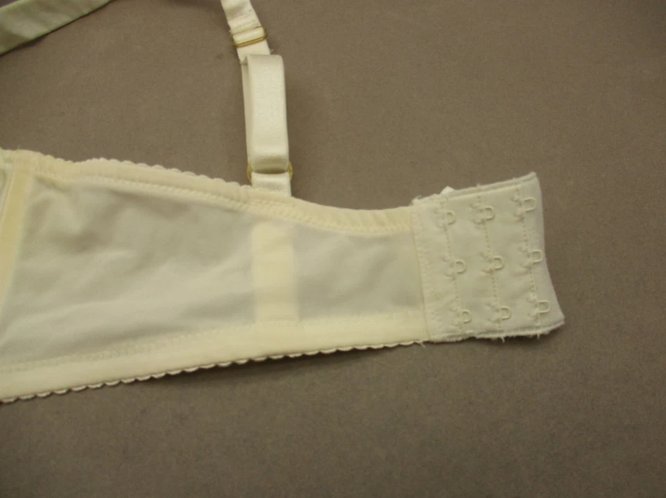 38F Fayreform 女式白色蕾丝无衬里钢圈背部闭合半文胸 4E — 第 4/4 张图片