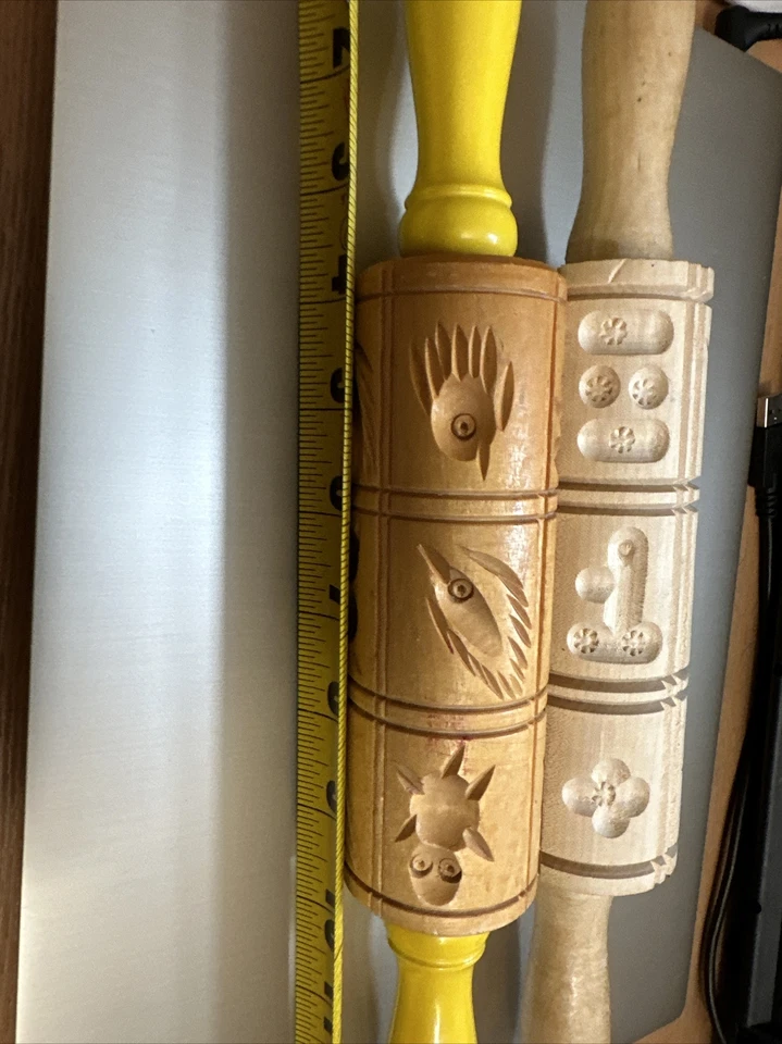 Springrele Wooden Molded Rolling Pin Birds, Turtle Flo with Yellow Handles X2 - Image 3 of 4