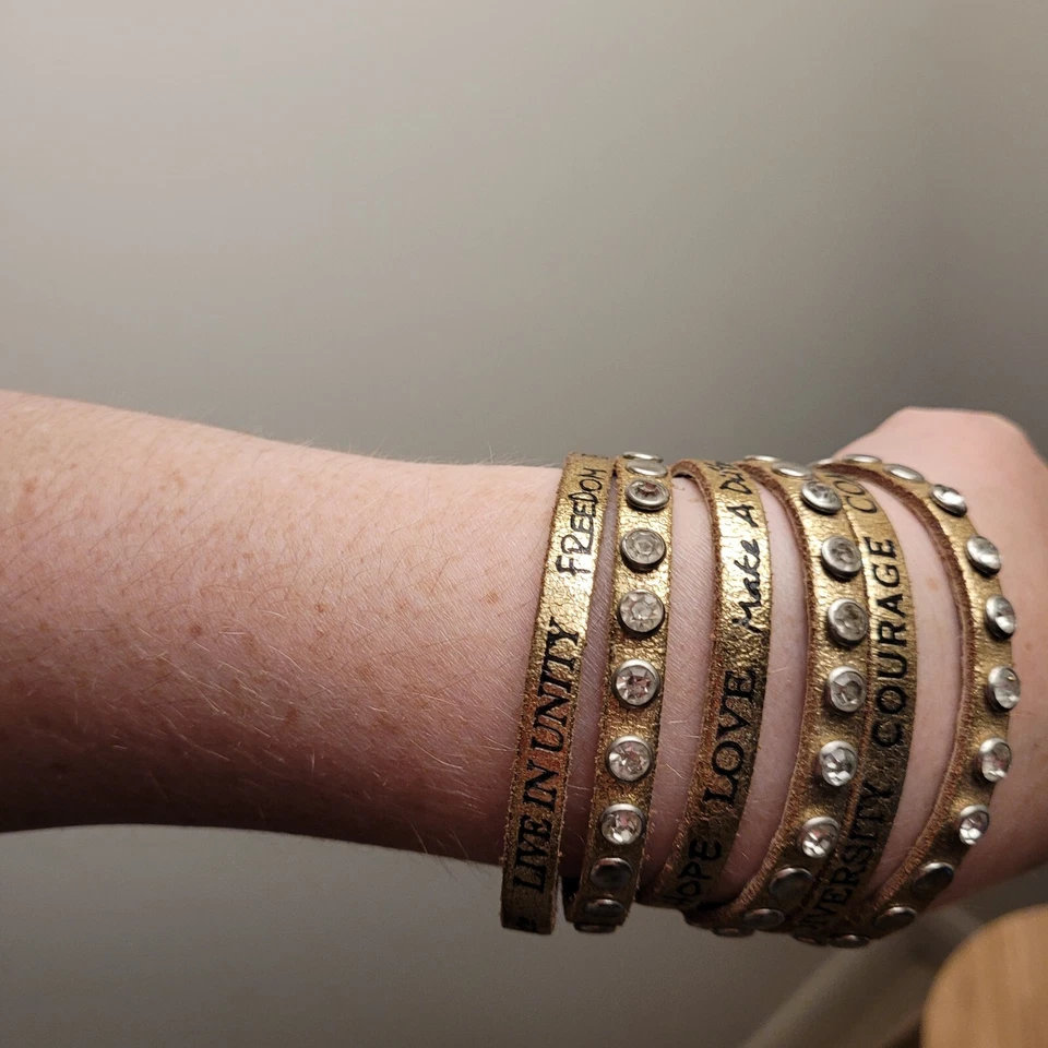 Pulsera GOODWORKS Imitación Cuero Cristal Imán Oro Citas Inspiradoras Foto 3 de 4