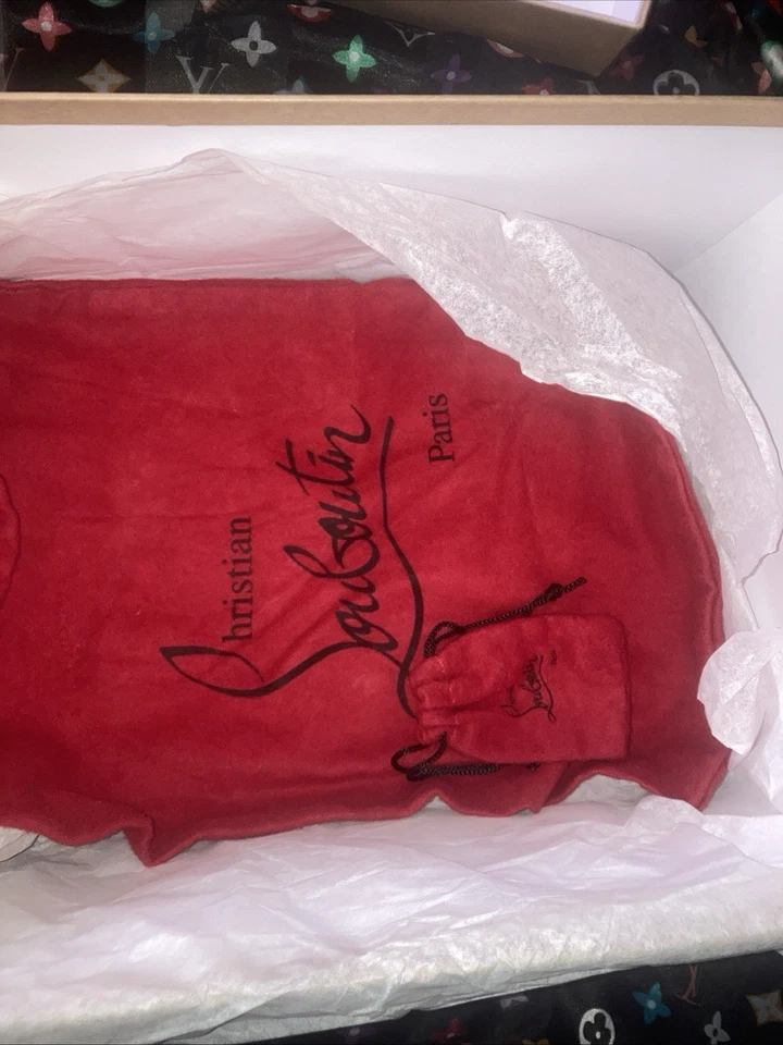 Bombas Christian Louboutin marrom camurça Anjalina cravadas. Tamanho 39 - Imagem 2 de 4