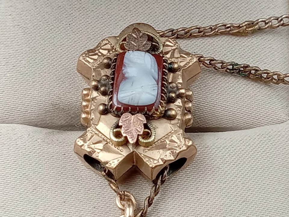 Cadena antigua tono dorado de 48" con camafeo blanco en gancho deslizable y llavero Sardonyx Foto 2 de 4