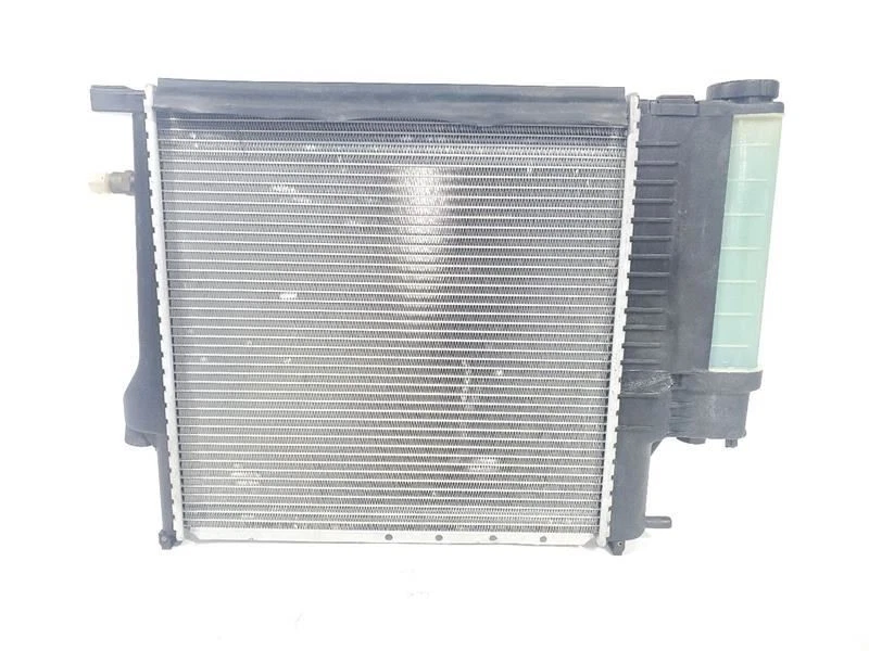 Radiador BEHR 4 cilindros OEM 1997 1998 BMW Z3 Foto 2 de 4