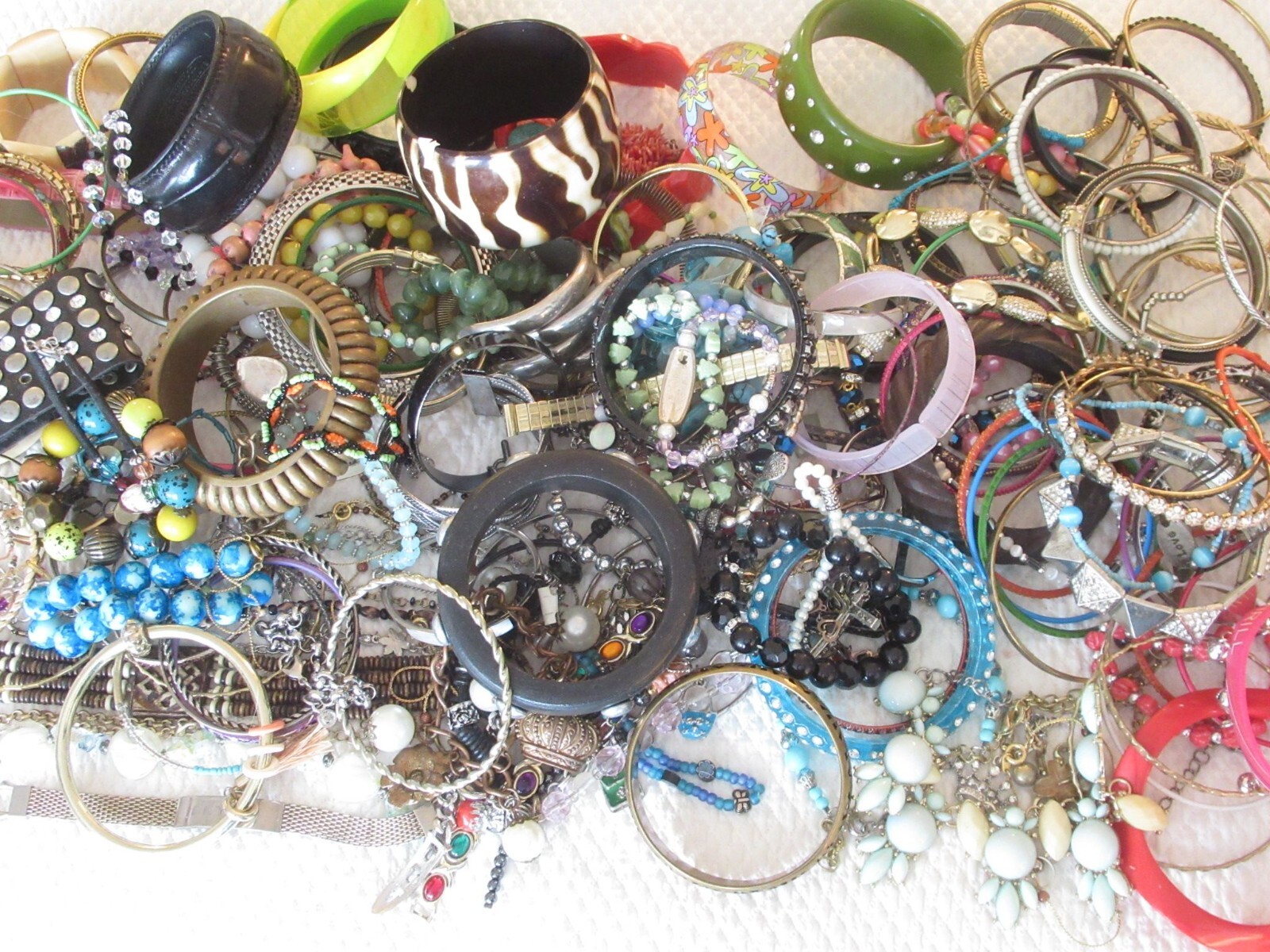 HUGE LOT 200 Vintage/New/Used BraceletsBanglesPlasticStonesCharms