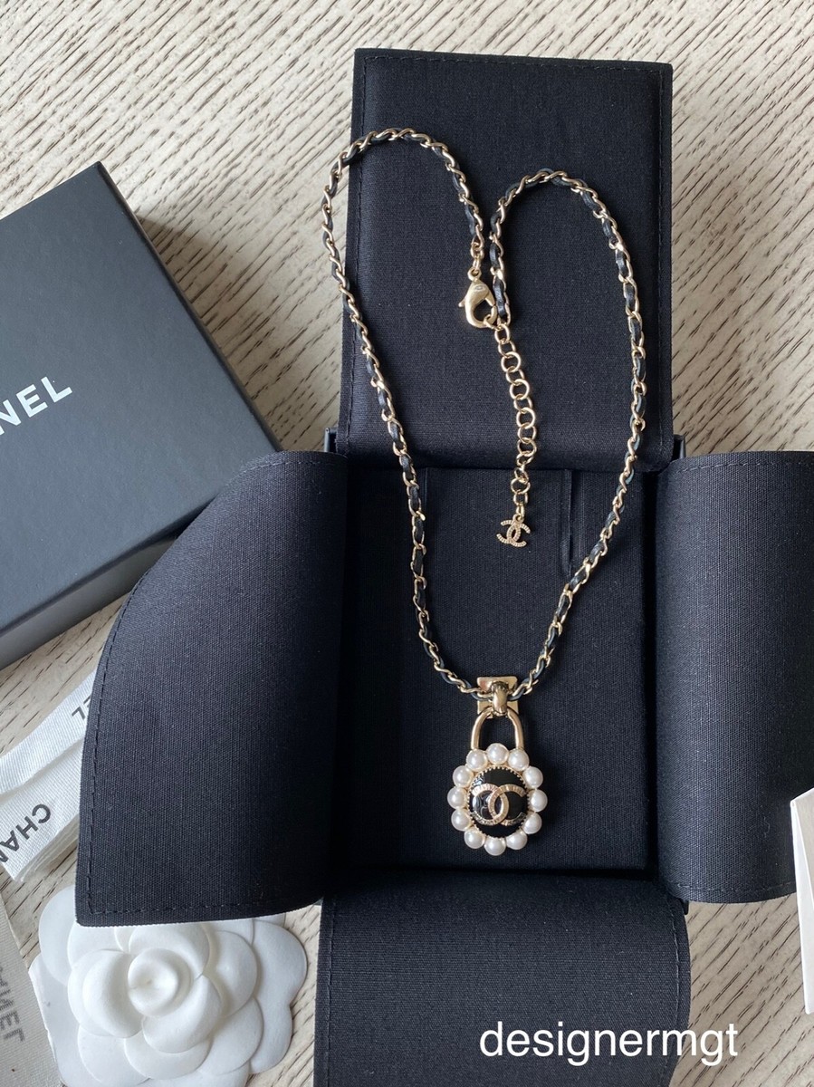 NIB 100%AUTHENTIC Chanel 21A Faux Pearl Sun Flower CC Logo Padlock