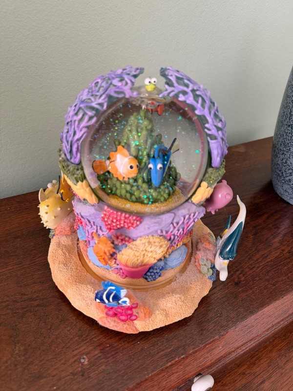 Disney Pixar Finding Nemo Musical Snow Globe "Tiny Bubbles"