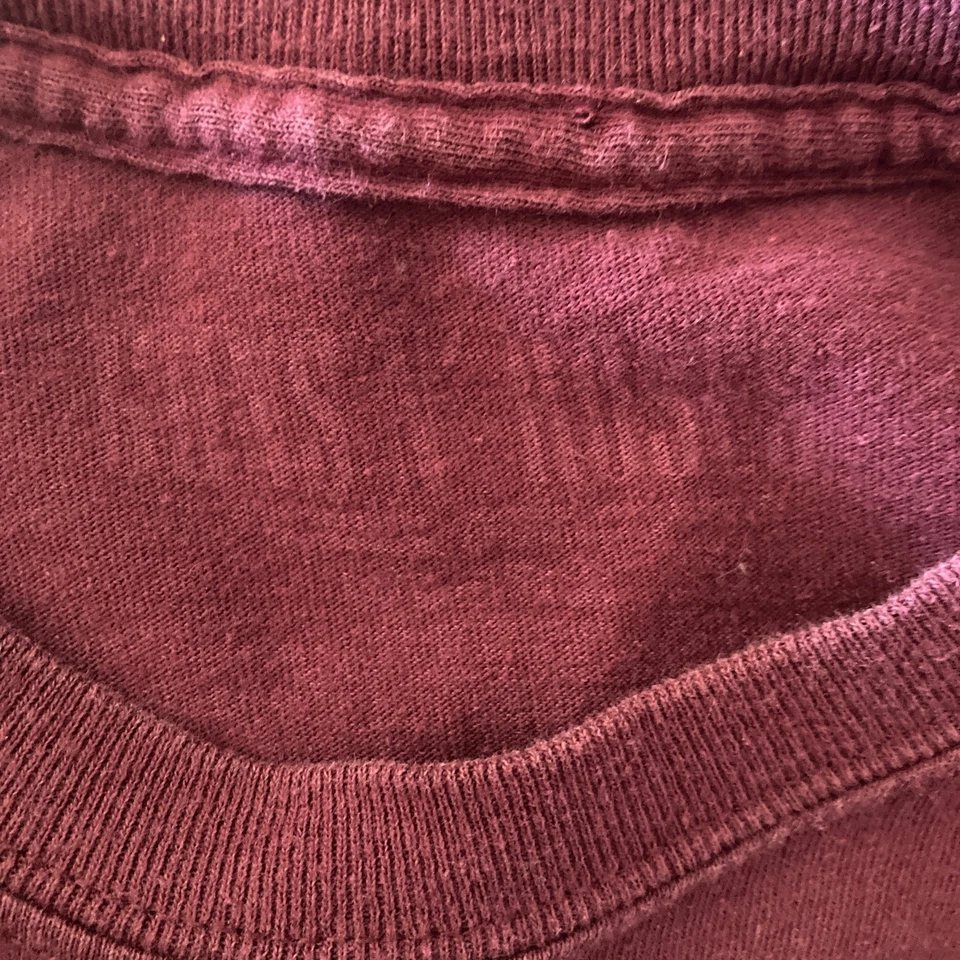 Camiseta masculina Guns & Roses pequena borgonha branca soletrar 2009 - Imagem 4 de 4