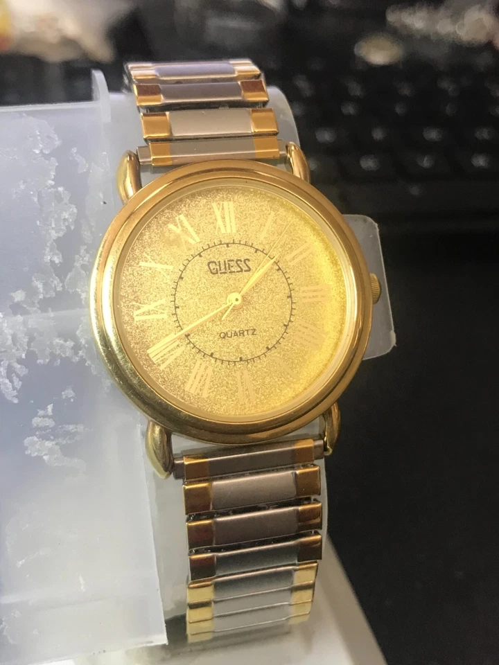 Reloj para hombre GUESS 35mm década de 1990 esfera dorada cuarzo chapado en oro, funciona (lote 2040) Foto 2 de 4