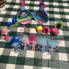 Dreamworks Trolls Poppys Hair Salon Playset w/ Some parts  and 5 trolls