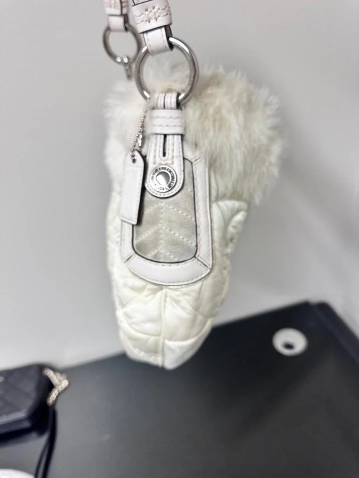 Bolso de hombro Coach Soho Ski Hobo de satén de piel blanca excelente estado Foto 4 de 4
