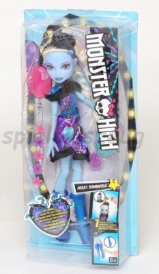 Monster High Puppe Abbey Bominable mit Accessoieres zum anstecken Partymode