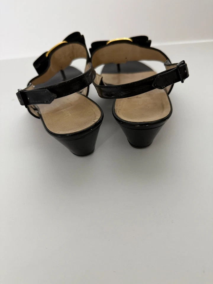 Sandalias Salvatore Ferragamo de charol negro con lazo y correa en T 7,5 Foto 4 de 4