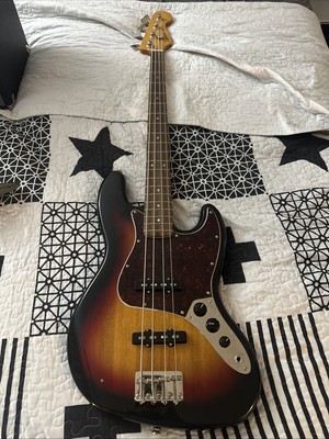 Squier Jazz Bass Plus Amp
